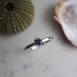 "Liljekonvalj" "Ring i vitt guld med safir