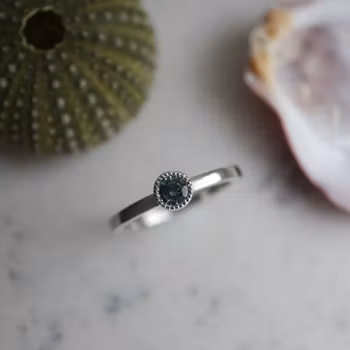 "Liljekonvalj" "Ring i vitt guld med safir