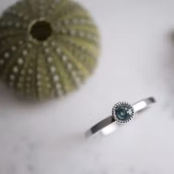 "Liljekonvalj" "Ring i vitt guld med safir
