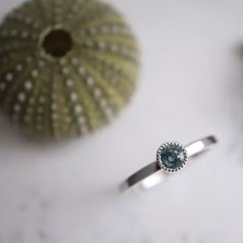 "Liljekonvalj" "Ring i vitt guld med safir