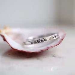 "ILY" Ring i vitt guld med safirer