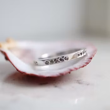 "ILY" Ring i vitt guld med safirer