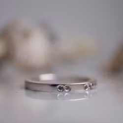 "ILY" Ring i vitt guld med safirer