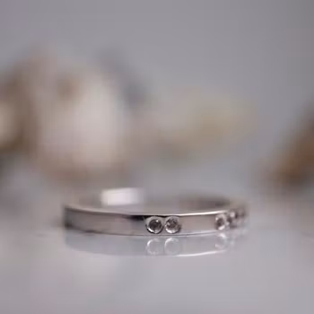 "ILY" Ring i vitt guld med safirer