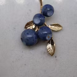 Blåbärshänge i guld med fyra blad och fyra blåbär