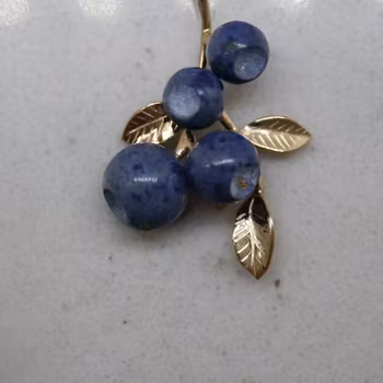 Blåbärshänge i guld med fyra blad och fyra blåbär
