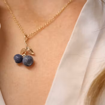 Blåbärshänge i guld med två blad och två blåbär