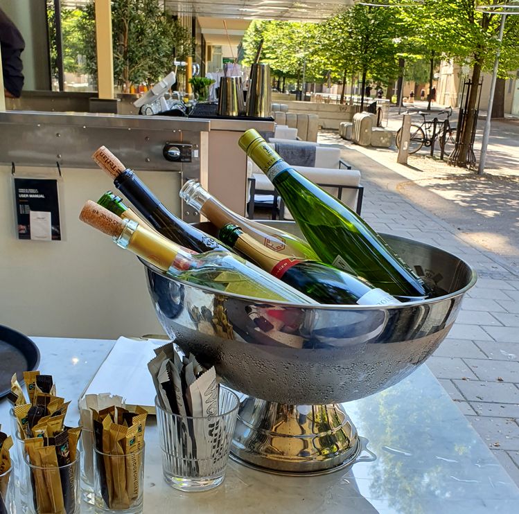 Champagnekylare på fot för 4 flaskor