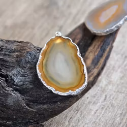 Agatskiva beige, silverpläterat hänge