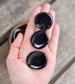 Svart Turmalin platta, touchstone -30% naggade fyndhörnan