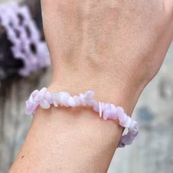 Kunzit, chipsarmband -30% fyndexemplar svagare färg/B-kvalité