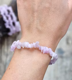 Kunzit, chipsarmband -30% fyndexemplar svagare färg/B-kvalité