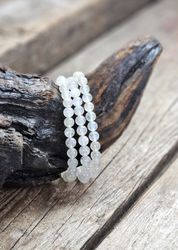 Vit Regnbågsmånsten, armband 6mm runda pärlor -30% fyndexemplar lägre kvalité/något mindre skimmer