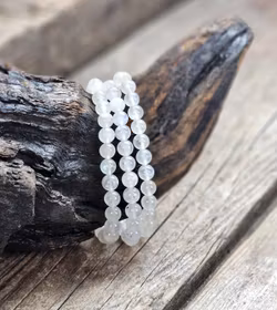 Vit Regnbågsmånsten, armband 6mm runda pärlor -30% fyndexemplar lägre kvalité/något mindre skimmer