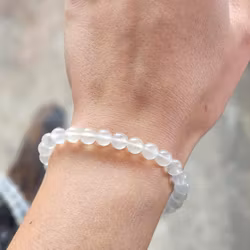 Vit Regnbågsmånsten, armband 6mm runda pärlor -30% fyndexemplar lägre kvalité/något mindre skimmer