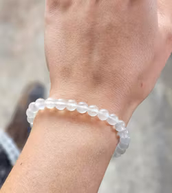 Vit Regnbågsmånsten, armband 6mm runda pärlor -30% fyndexemplar lägre kvalité/något mindre skimmer