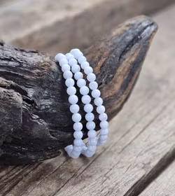 Blå Kalcedon, armband 6mm runda pärlor -30% fyndexemplar mer beige/mindre blå