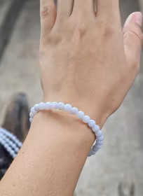 Blå Kalcedon, armband 6mm runda pärlor -30% fyndexemplar mer beige/mindre blå