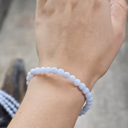 Blå Kalcedon, armband 6mm runda pärlor -30% fyndexemplar mer beige/mindre blå