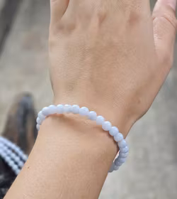 Blå Kalcedon, armband 6mm runda pärlor -30% fyndexemplar mer beige/mindre blå