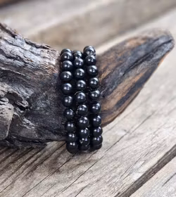 Jet (Fossilerad kolmineral), armband 8mm runda pärlor -30% fyndexemplar trasig pärla