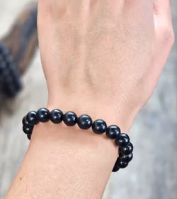 Jet (Fossilerad kolmineral), armband 8mm runda pärlor -30% fyndexemplar trasig pärla