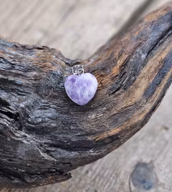 Lepidolit hjärta, silverpläterat hänge -30% fyndexemplar ljusa/B-kvalité