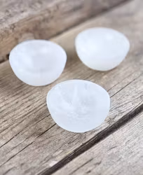 Vit Selenit, mini rund skål 7 cm -30% små gula inslag eller mindre polering