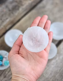 Vit Selenit, mini rund skål 7 cm -30% små gula inslag eller mindre polering