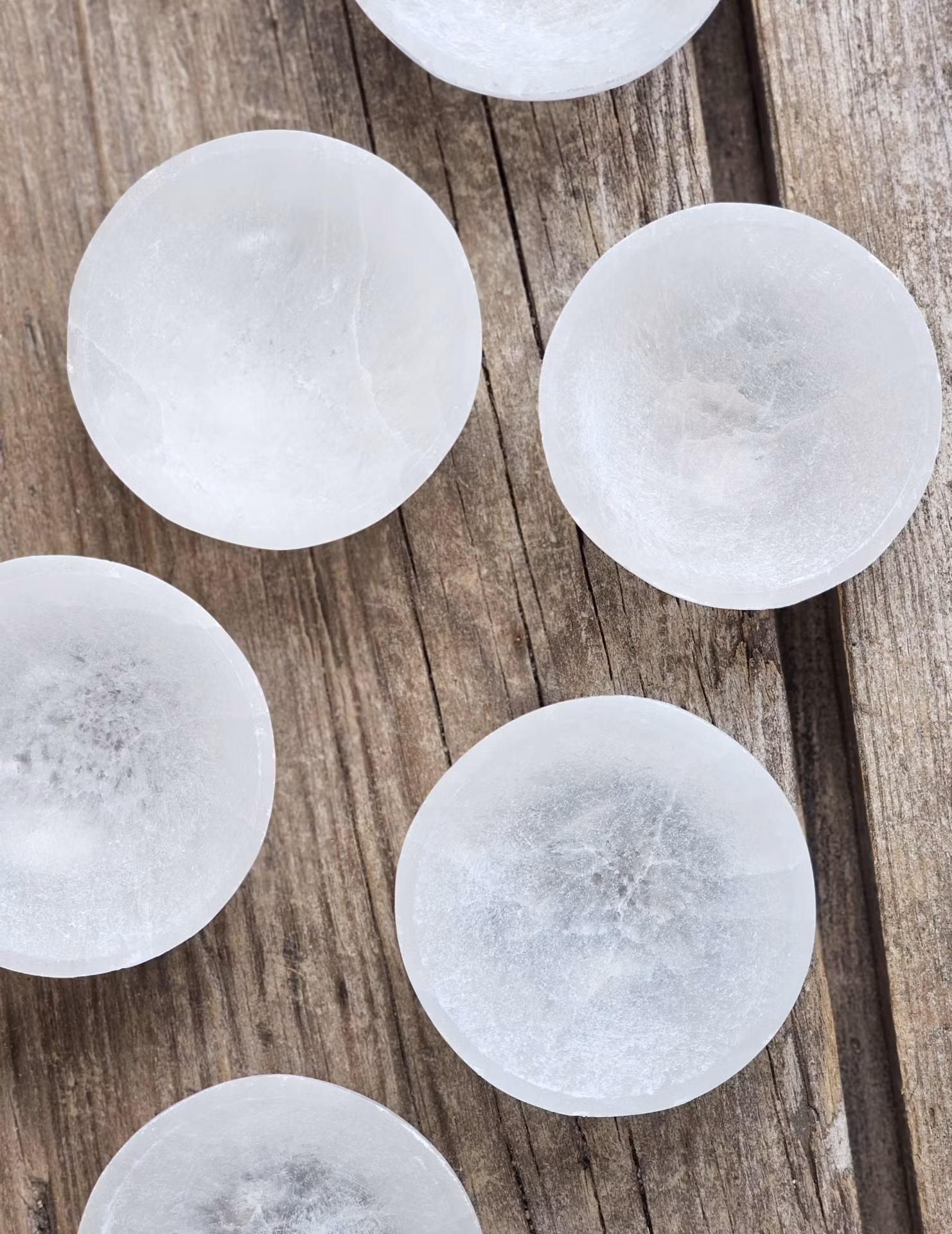 Vit Selenit, mini rund skål 7 cm -30% små gula inslag eller mindre polering