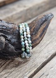 Trädagat, armband 6mm runda pärlor -30% med vinröda/bruna inslag