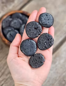 Svart Lavasten platta, små touchstone -50% fynd inslag av polermedel