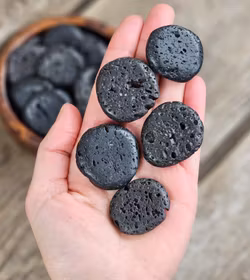 Svart Lavasten platta, små touchstone -50% fynd inslag av polermedel