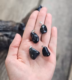 Svart Turmalin trumlad, silverpläterat hänge -20% fynd nagg/sprickor