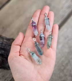 Fluorit polerad spets, silverpläterat hänge -40% ljusa svag färg