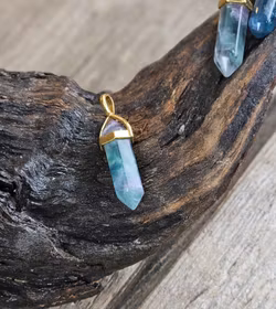 Fluorit polerad spets, guldpläterat hänge -40% fynd svag färg !