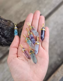 Fluorit polerad spets, guldpläterat hänge -40% fynd svag färg !
