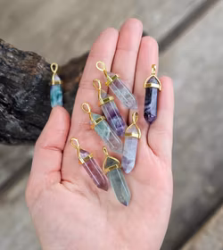 Fluorit polerad spets, guldpläterat hänge -40% fynd svag färg !