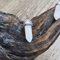 Bergkristall polerad spets, silverpläterat hänge -40% fynd - sneda!