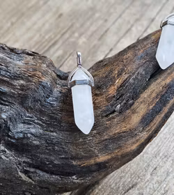 Bergkristall polerad spets, silverpläterat hänge -40% fynd - sneda!