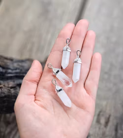 Bergkristall polerad spets, silverpläterat hänge -40% fynd - sneda!