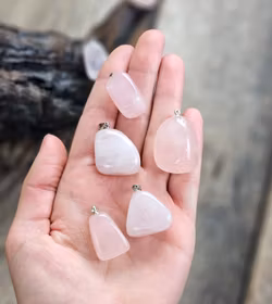 Rosenkvarts stor trumlad, silverpläterat hänge -60% fynd sprickor