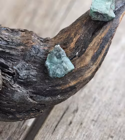 Smaragd rå, silverpläterat hänge -20% fynd mycket kvarts + lite smaragd