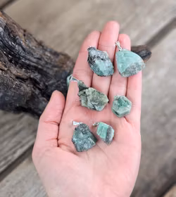 Smaragd rå, silverpläterat hänge -20% fynd mycket kvarts + lite smaragd