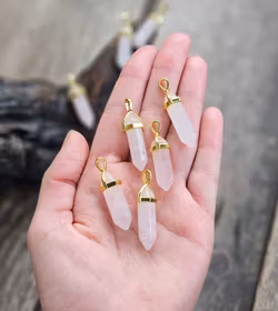 Rosenkvarts polerad spets, guldpläterat hänge -40% fynd svagare färg