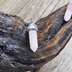 Rosenkvarts polerad spets, silverpläterat hänge -40% fynd svagare färg