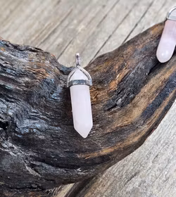 Rosenkvarts polerad spets, silverpläterat hänge -40% fynd svagare färg