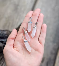 Rosenkvarts polerad spets, silverpläterat hänge -40% fynd svagare färg