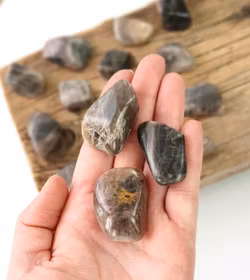 Svart Månsten, trumlade -50% fynd SMÅ + ev sprickor