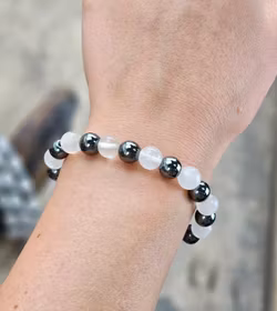 Bergkristall & Hematit mix, armband 8mm runda pärlor -30% fynd trasig pärla